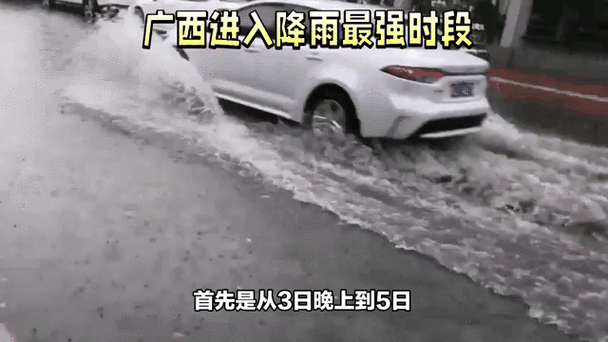 广西贺州强降雨致山体塌方道路被阻 预计今晚可恢复通行