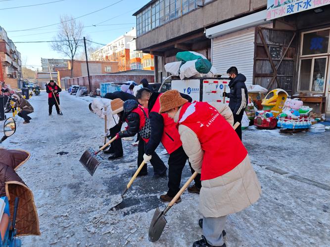 武汉市委党校为周边居民除冰雪保通行