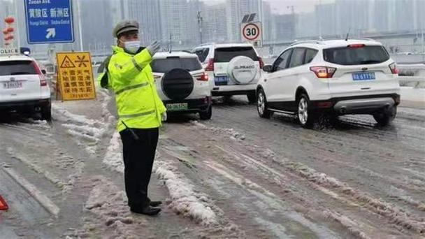 战风雪护平安，武汉洪山警方多警种奋战在路面