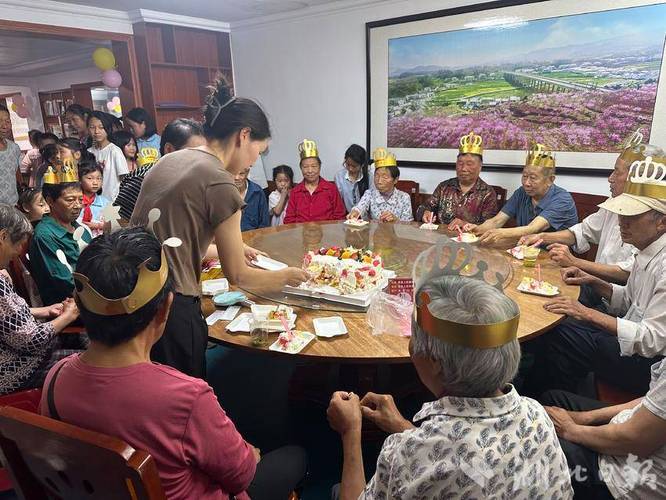 “社牛”在食堂突然给同学送生日惊喜，寿星：又惊讶又尴尬，一辈子忘不了