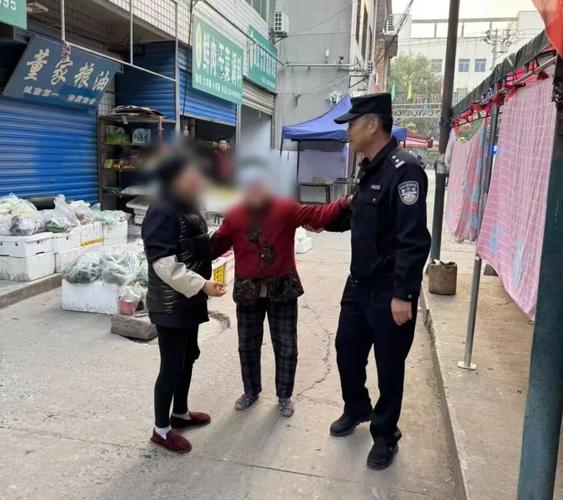 婆婆迷失街头，细心民警这样助其回家