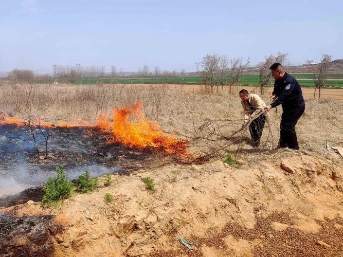 地铁站外的荒草起火，巡逻民警秒出警