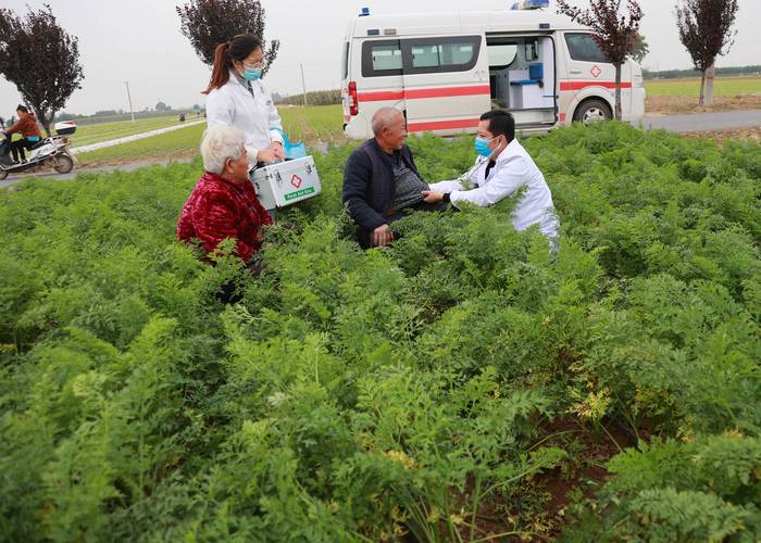 在田间地头架起直播间，把健康送到百姓家门口，武汉市武昌医院专家走进云上五峰