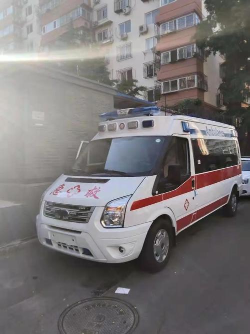 大雨滂沱中，襄阳医护蹚水寻找广州转院来的患者