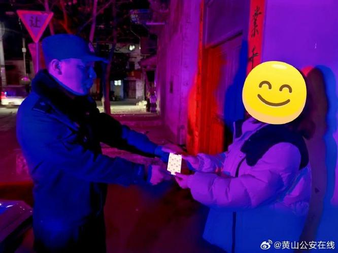 女士报警求助寻找手机，民警视频追踪找到捡手机的婆婆