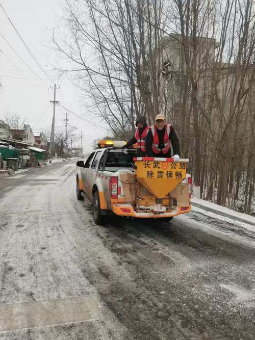 冰雪天气路长保畅通，装载机师傅主动请缨来帮忙