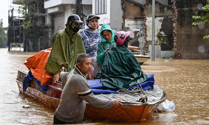 高温下艰难涉水 美墨边境移民无处容身