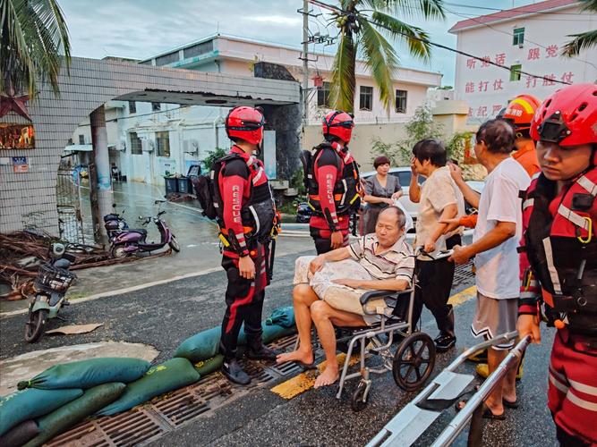 阿坝州红原县查尔玛乡瓦尕穷谷山体滑坡阻塞河道，已紧急转移疏散群众83人