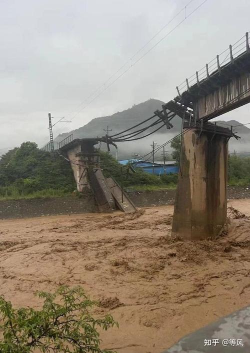 陕西镇巴突发50年一遇特大暴雨：80条路中断，转移4533人