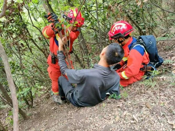 紧急！七旬老人滑落山崖 消防员山坡密林砍出一条救生通道